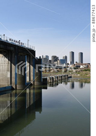 多摩川左岸から望む調布取水堰 東京都大田区 多摩川左岸から望む調布取水堰 東京都大田区 88677413