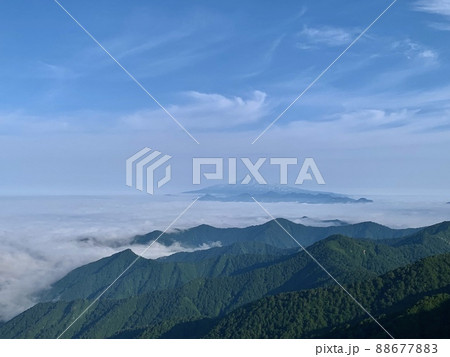神室山から望む雲海の神室連邦と鳥海山 神室山から望む雲海の神室連邦と鳥海山 88677883