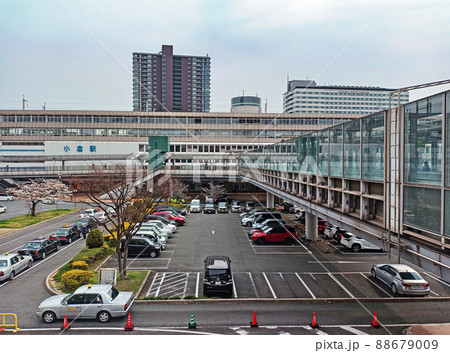 北九州市のJR小倉駅北口ターミナルビルと駅前風景 88679009