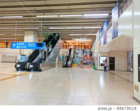 北九州市のJR小倉駅の構内エスカレーターと人物 北九州市のJR小倉駅の構内エスカレーターと人物 88679018