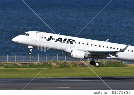 ジェイエアの旅客機 E190 ジェイエアの旅客機 E190 88679359