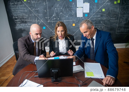 Portrait of business team working together 88679748