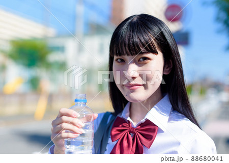 外でペットボトルの水を飲む女子高校生 ミネラルウォーター 美容 健康習慣 正面 外でペットボトルの水を飲む女子高校生 ミネラルウォーター 美容 健康習慣 正面 88680041