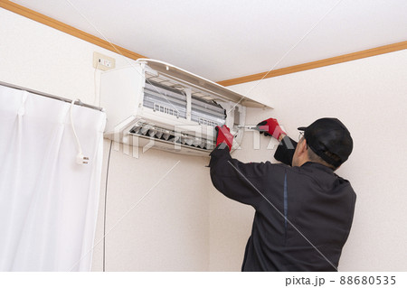 エアコンを設置する作業員 88680535