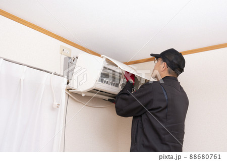 エアコンの撤収をする作業員 88680761