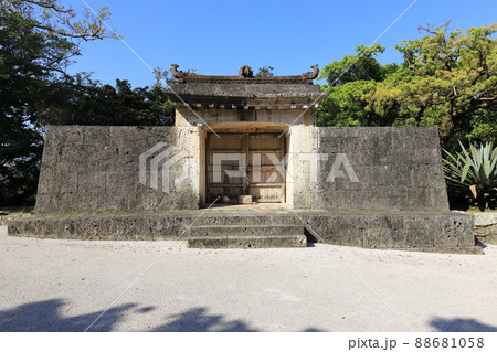 沖縄　那覇　首里城　園比屋武御嶽石門とネコ 88681058