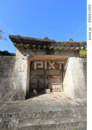 沖縄　那覇　首里城　園比屋武御嶽石門とネコ 88681060