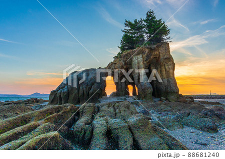 夕焼けの本山岬くぐり岩 夕焼けの本山岬くぐり岩 88681240