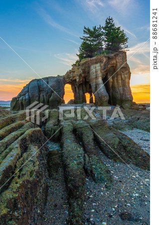 夕焼けの本山岬くぐり岩 88681241