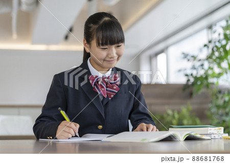 勉強する女子学生 88681768