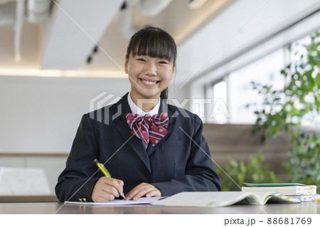 勉強する女子学生 カメラ目線 ポートレート 勉強する女子学生 カメラ目線 ポートレート 88681769