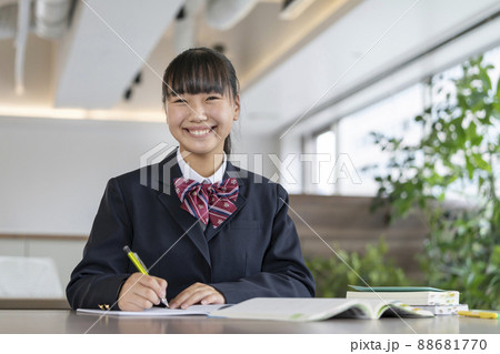 勉強する女子学生　カメラ目線　ポートレート 88681770