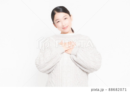 胸に手を当てる女性 胸に手を当てる女性 88682071
