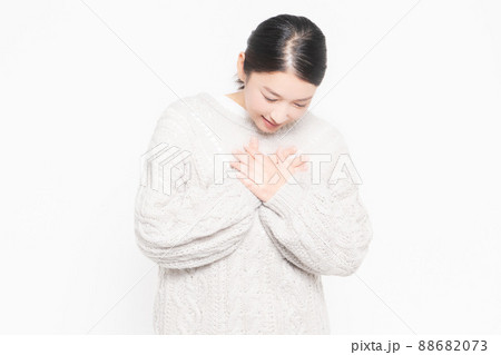 胸に手を当てる女性 胸に手を当てる女性 88682073