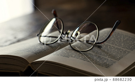 アンティークなテーブルの上にある本と眼鏡 88682230