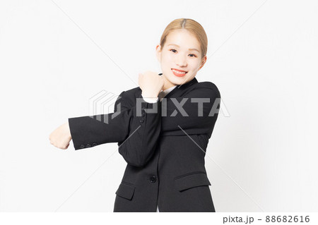 ストレッチをするジャケットを着た女性 ストレッチをするジャケットを着た女性 88682616