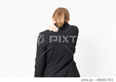 肩こりに悩んでいるジャケットを着た女性 88682763