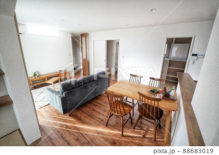 新築住宅のリビングダイニングルーム 88683019