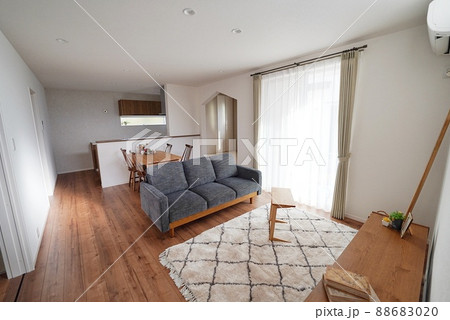 新築住宅のリビングダイニングルーム 88683020