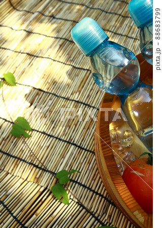《日本》日本の夏イメージ。ラムネとトマトとすだれの木漏れ日 《日本》日本の夏イメージ。ラムネとトマトとすだれの木漏れ日 88683799