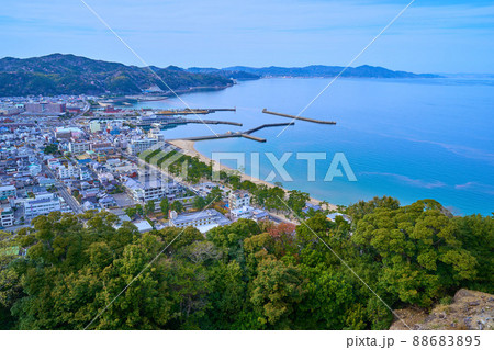 春の兵庫県洲本市を洲本城跡の展望台(洲本八景の大浜を大観)から見る 88683895