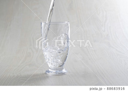 冷たくて美味しい水 冷たくて美味しい水 88683916