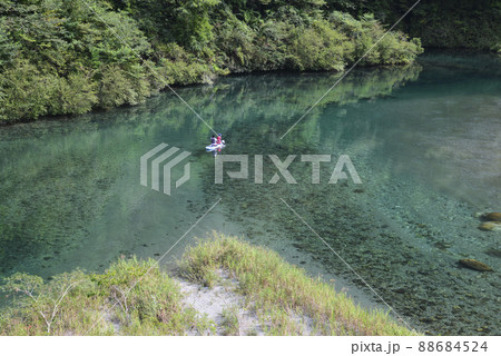 美しい清流にゆったりと 美しい清流にゆったりと 88684524