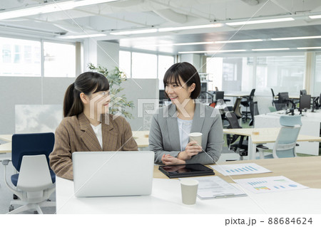 立ち会議をするビジネスウーマン 88684624