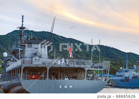 広島 夕暮れの呉港 停泊中の潜水艦救難艦 88685626