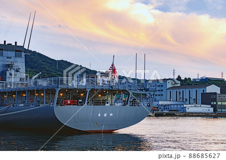 広島 夕暮れの呉港 停泊中の潜水艦救難艦 88685627
