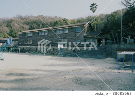 笠岡市立真鍋中学校のノスタルジックでレトロな校舎と校庭1　岡山県笠岡市真鍋島 88685662