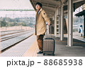 電車のホームで待つ人 88685938