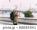 電車のホームで待つ人 88685941