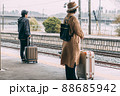 電車のホームで待つ人 88685942