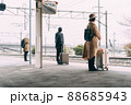 電車のホームで待つ人 88685943