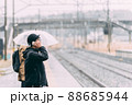 電車のホームで待つ人 88685944