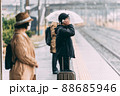 電車のホームで待つ人達 88685946