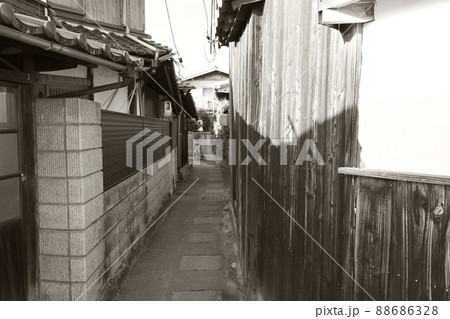 島の中心地・本浦集落の路地と家並み6（セピア）　岡山県笠岡市真鍋島 88686328