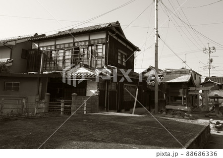 島の中心地・本浦集落の路地と廃屋と祠(セピア) 岡山県笠岡市真鍋島 島の中心地・本浦集落の路地と廃屋と祠(セピア) 岡山県笠岡市真鍋島 88686336