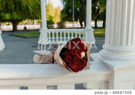 Bouquet of red roses, women's gold ring with a stone. Bouquet of red flowers. An offer of marriage Bouquet of red roses, women's gold ring with a stone. Bouquet of red flowers. An offer of marriage 88687308
