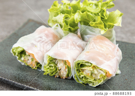 美味しいサーモン生春巻 88688193