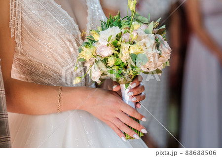 Bouquet of flowers in the hand of the bride 88688506