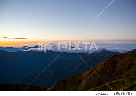 日の出前の頂上付近から望む燧ヶ岳 88689785