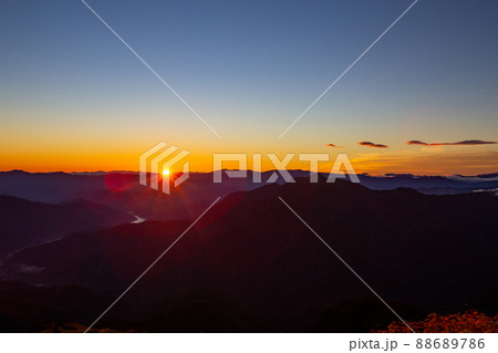 越後駒ケ岳山頂で見る日の出 88689786