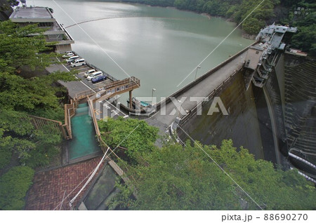 井川ダムの堤体と井川湖 88690270