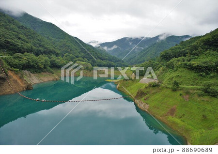 四万川ダムの奥四万湖 88690689