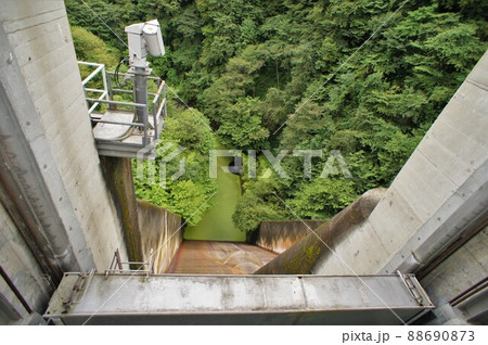 品木ダムのゲートと下流 88690873