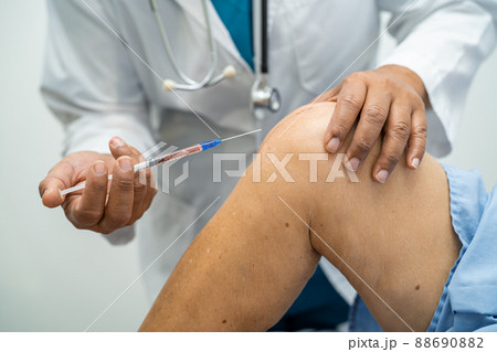 Asian doctor inject Hyaluronic acid platelet rich plasma into the knee of senior woman to walk without pain. Asian doctor inject Hyaluronic acid platelet rich plasma into the knee of senior woman to walk without pain. 88690882