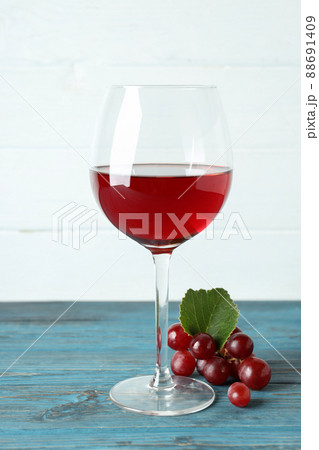 Glass of red wine and grape on wooden table 88691409
