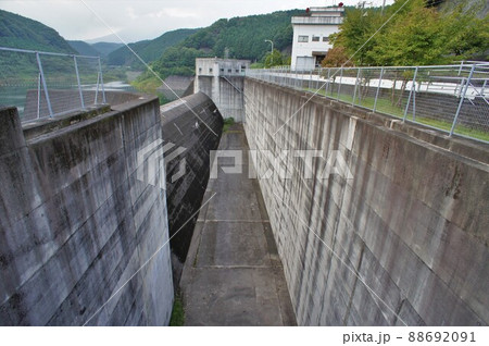 寺山ダムの洪水吐 88692091